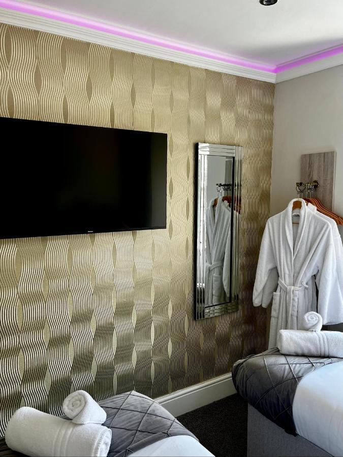 The Mews Boutique Deluxe Apartments, Sleep 2-6 People , Central Location, Free Parking Windermere Kültér fotó