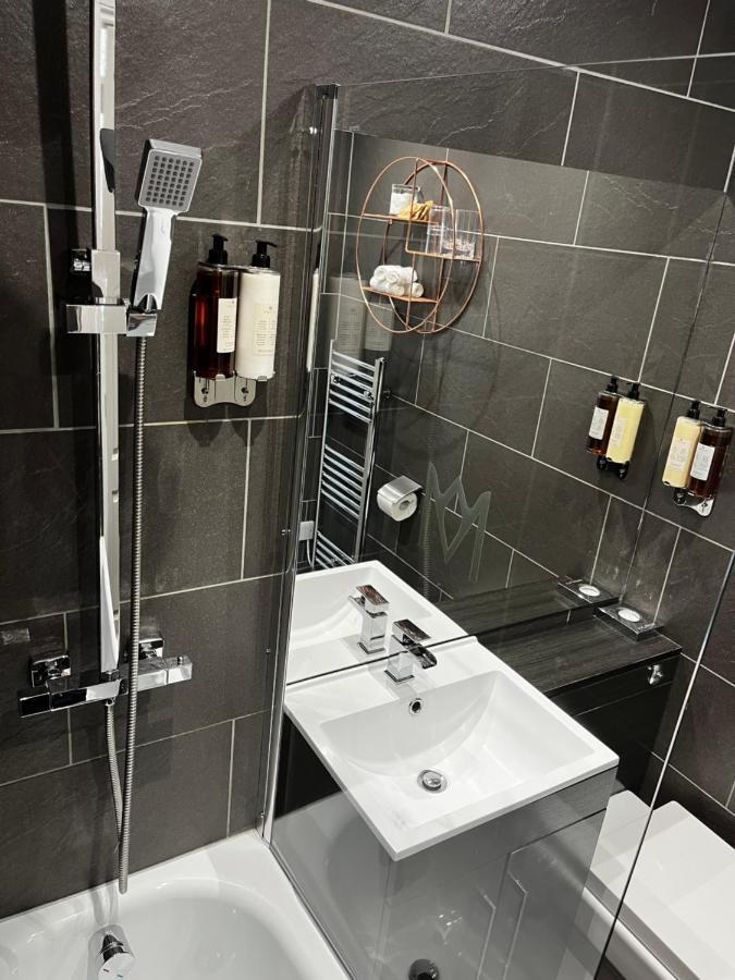 The Mews Boutique Deluxe Apartments, Sleep 2-6 People , Central Location, Free Parking Windermere Kültér fotó